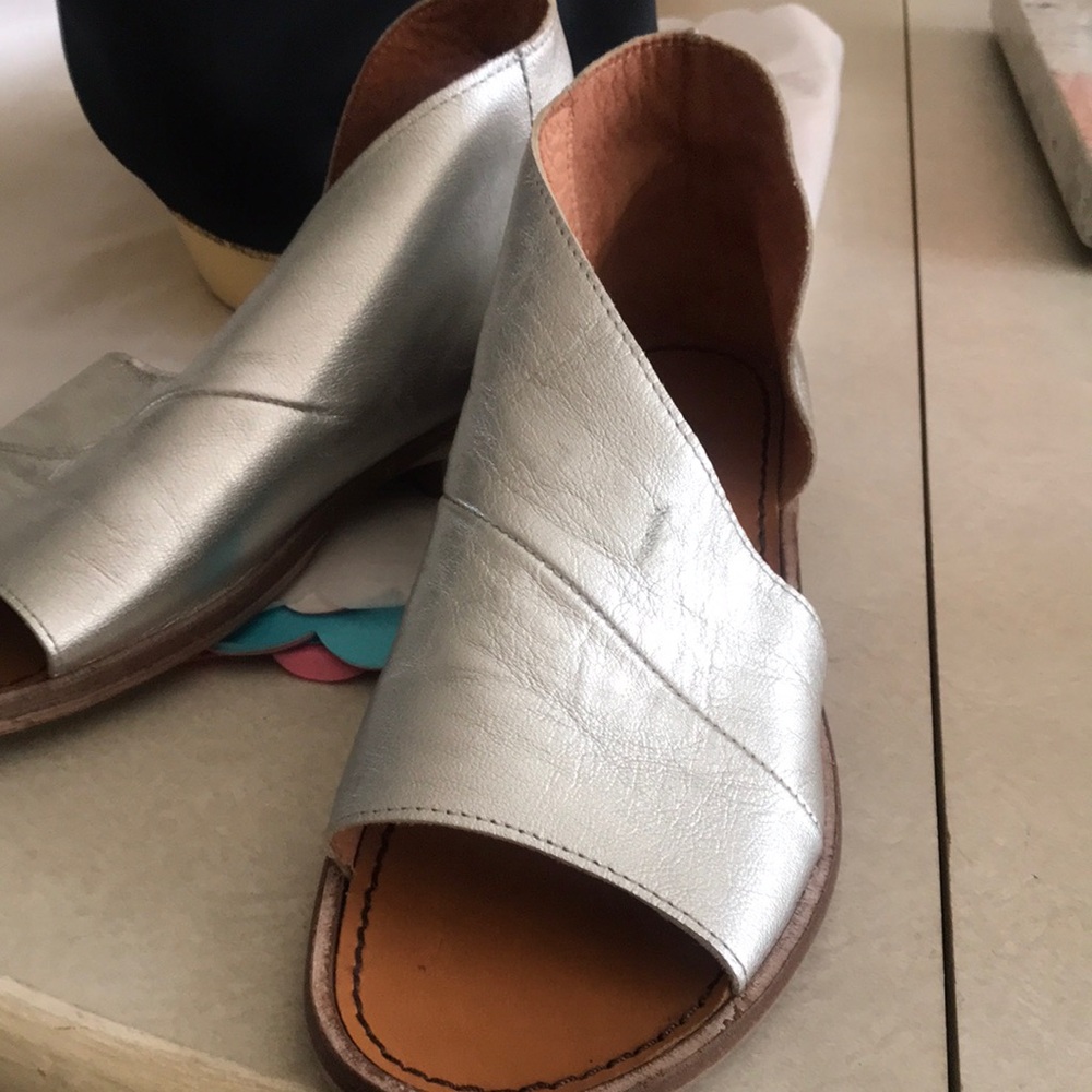 Womens Silver Leather Open-Toe Sandals